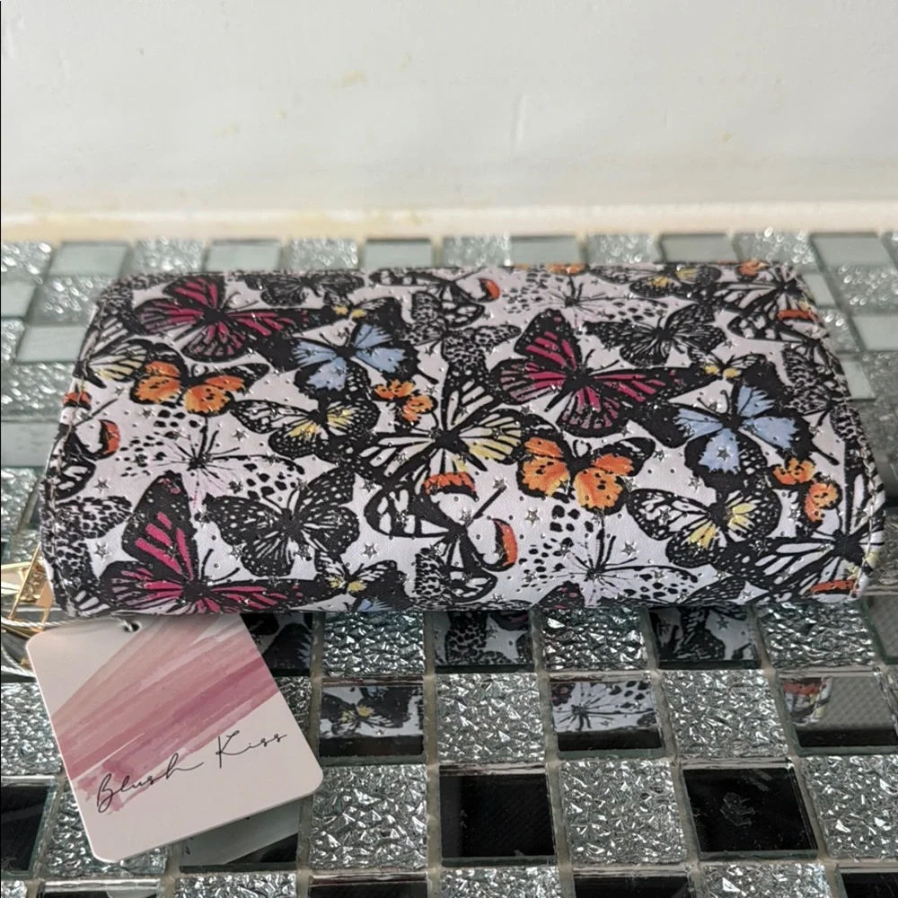 🦋 Blush Kiss Butterfly Wristlet Wallet – Chic & Functional! 🦋 - Picture 9 of 10